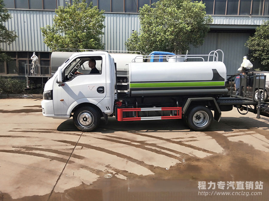 国六东风小型3吨洒水车