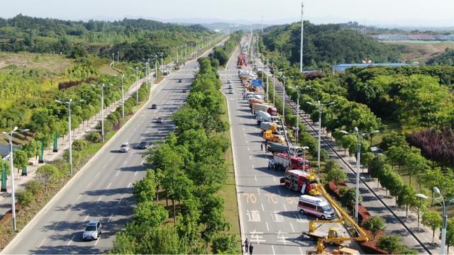 炎帝神农故里200余台应急装备专用车展彰显随州专用车实力 